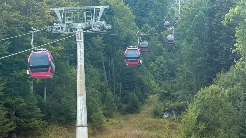 SINAIA: Primul tronson al telegondolei care leagă staţiunea de Cota 1400 a fost oprit