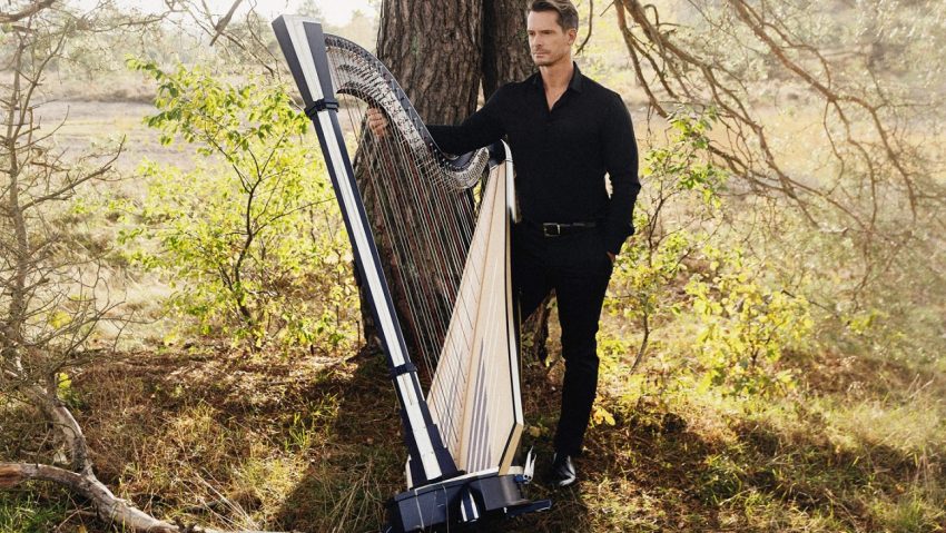 Celebrul harpist Xavier de Maistre deschide stagiunea Orchestrei de Cameră Radio